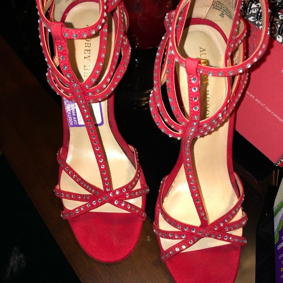 Sexy and Elegant Red-Strapped Heels - Picture 3 of 5